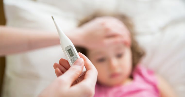 E bine să doarmă copilul când are febră?